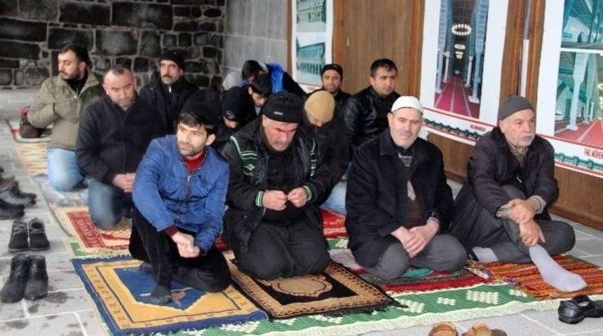 Sur&rsquo;da 31 G&uuml;n Sonra Cuma Namazı Kılındı