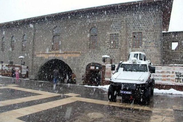 Sur’da 31 Gün Sonra Cuma Namazı Kılındı