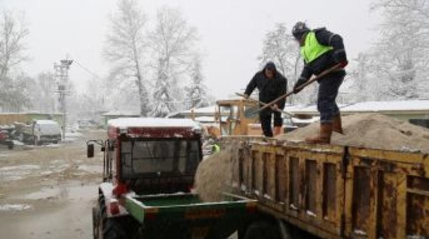 Sapanca Belediyesi Yoğun Kar Yağışı Sonrasında &Ouml;nlemlerini Aldı