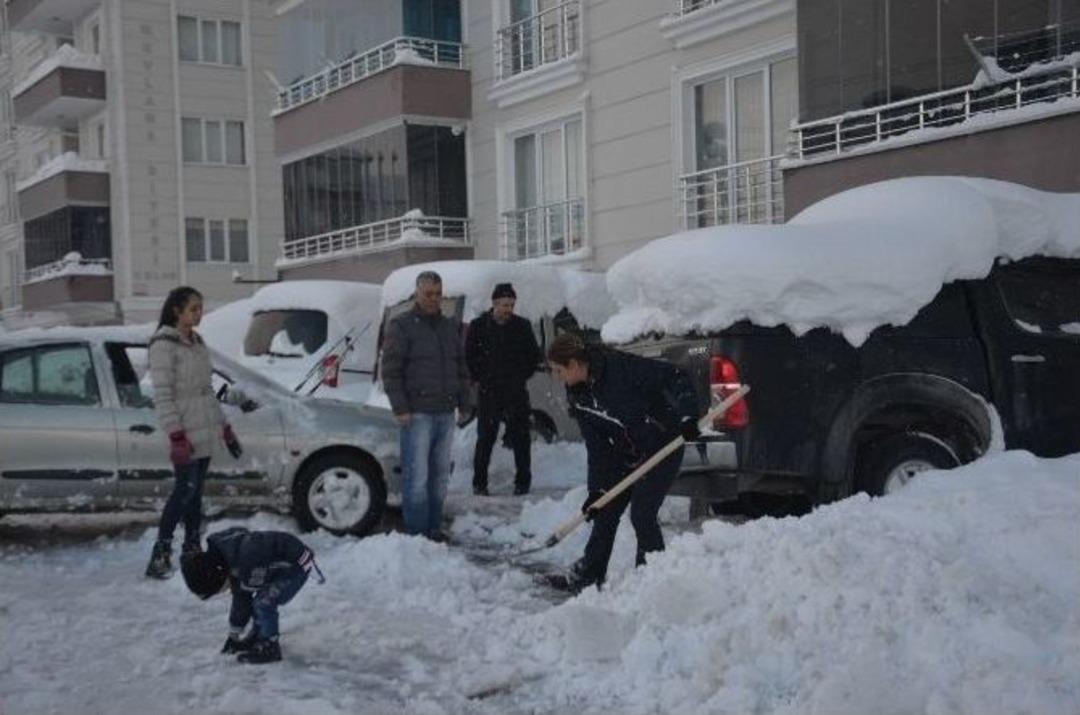 Bafra&rsquo;da Ara&ccedil;lar Kar Altında Kaldı