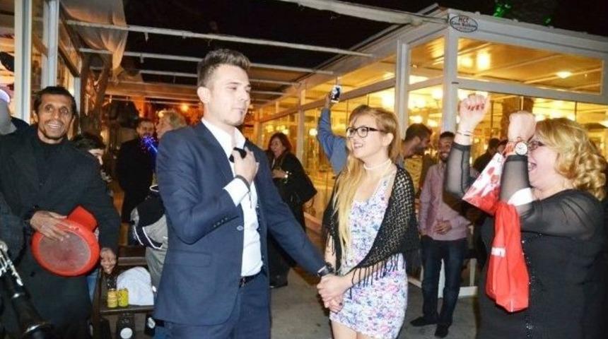 Hava Değişimine Gelen Asker, Doğum G&uuml;n&uuml;nde Sevdiği Kıza Evlilik Teklifinde Bulundu