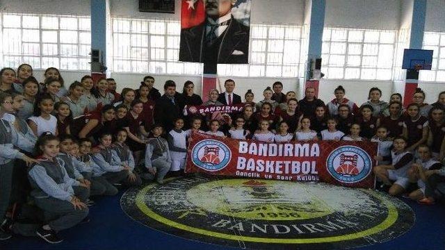 Kırcı’dan Spor Salonuna Destek