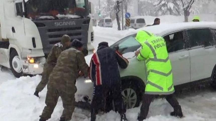 Yolda Kalan Ara&ccedil;ların İmdadına Asker Ve Polis Yetişti