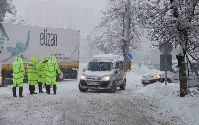 Yolda Kalan Araçların İmdadına Asker Ve Polis Yetişti