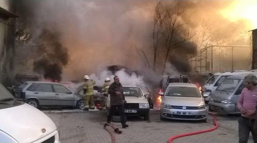 İzmir&rsquo;de Yılın İlk G&uuml;n&uuml; 11 Ara&ccedil; Yanarak Hurdaya D&ouml;nd&uuml;