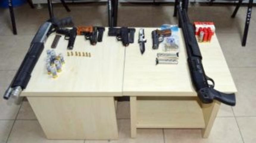 Yılbaşı Gecesi &Ccedil;ok Sayıda Silah Ve Uyuşturucu Ele Ge&ccedil;irildi