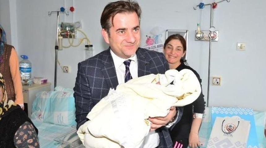 Yeni Yılın İlk Bebeklerine Belediye&rsquo;den Ziyaret