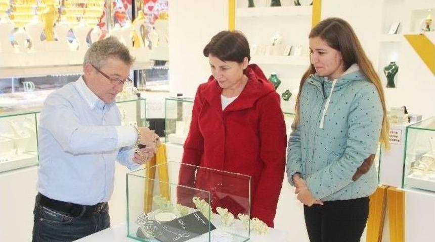 Kuyumcudan M&uuml;şterisine &Ccedil;ekilişle Tek Taş Pırlanta