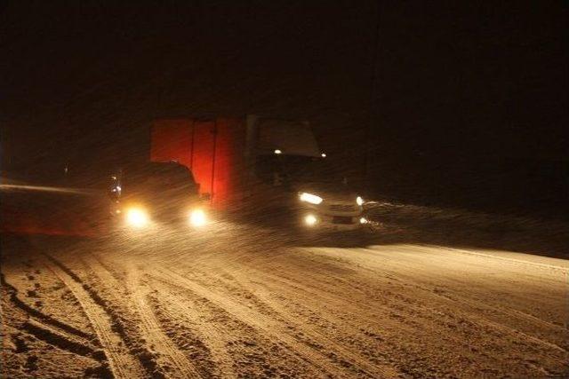 Şanlıurfa’da Kar Sürücülere Zor Anlar Yaşattı