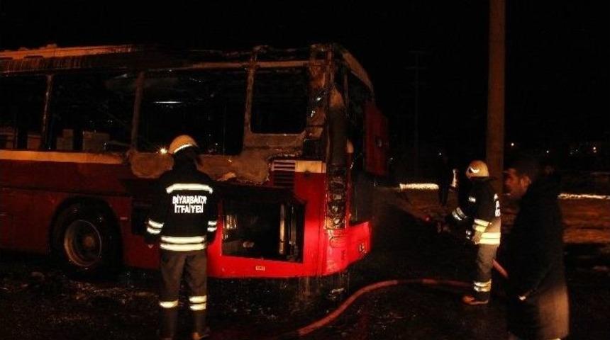 Ter&ouml;ristler Belediye Otob&uuml;s&uuml;n&uuml; Ateşe Verdi
