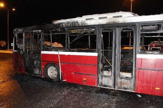 Teröristler Belediye Otobüsünü Ateşe Verdi