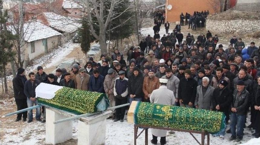 Silahlı Kavgada &Ouml;ld&uuml;r&uuml;len Anne Ve Oğlu Toprağa Verildi