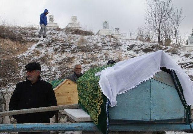 Silahlı Kavgada Öldürülen Anne Ve Oğlu Toprağa Verildi