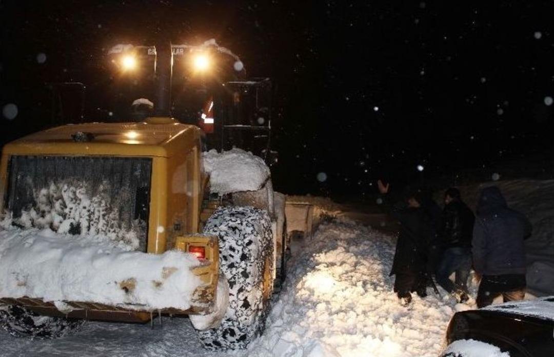 Yolda Mahsur Kalanlar G&uuml;&ccedil;l&uuml;kle Kurtarıldı