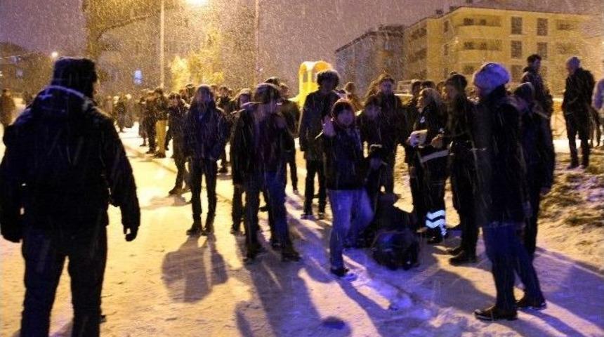 Kavga İhbarına Giden Polis Ekipleri Yolda Kayan &Uuml;niversiteli Gen&ccedil;lere &Ccedil;arptı