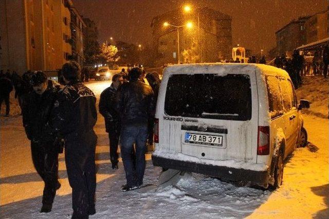 Kavga İhbarına Giden Polis Ekipleri Yolda Kayan Üniversiteli Gençlere Çarptı