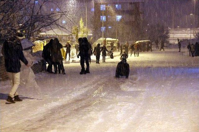 Kavga İhbarına Giden Polis Ekipleri Yolda Kayan Üniversiteli Gençlere Çarptı