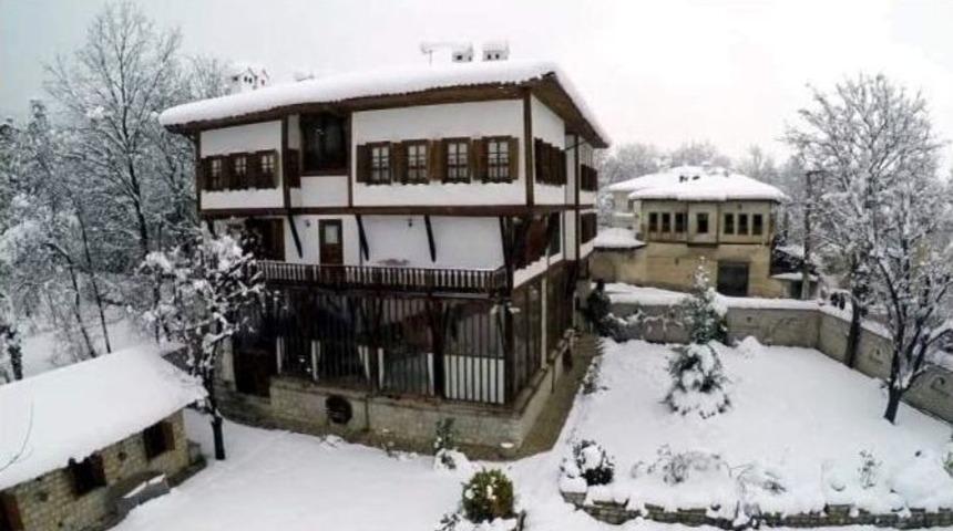 Tarihi Evler Beyaz Gelinliğini Giydi