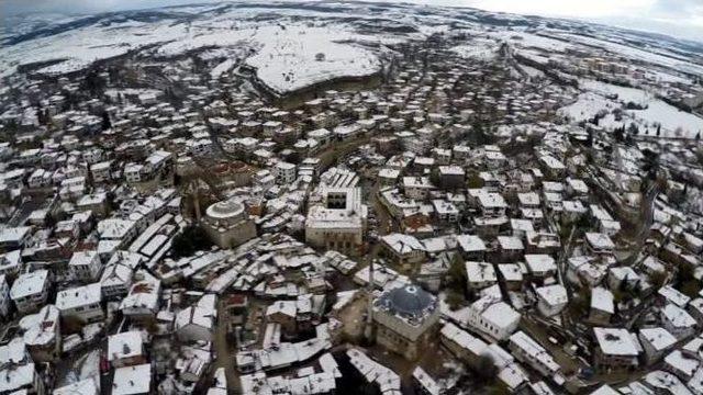 Tarihi Evler Beyaz Gelinliğini Giydi