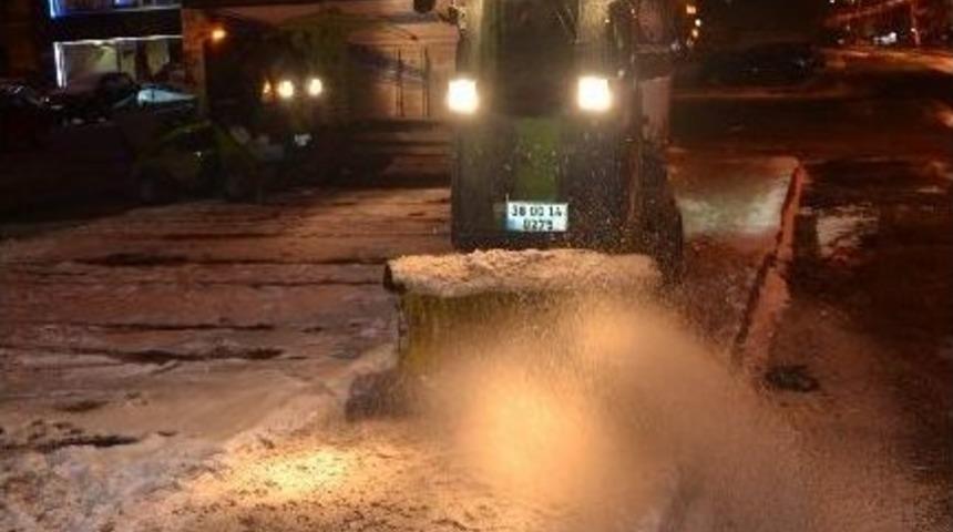 Kocasinan Belediyesi Yaya Kaldırımlarında Kar Temizliği Yapıyor