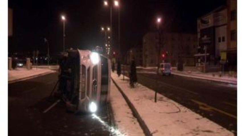 Otomobil İle Minib&uuml;s &Ccedil;arpıştı: 3 Yaralı