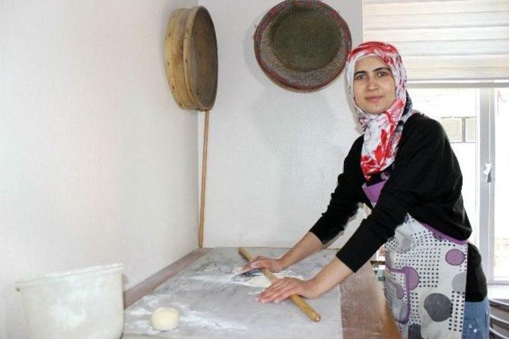 Bebek Yaninda Ev Hanımı Türk