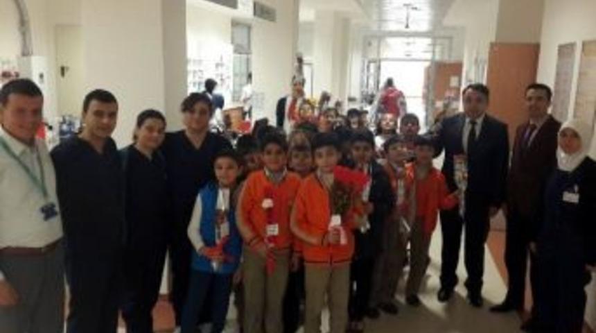 &Ouml;ğrenciler, Hastanede Hastaları Ziyaret Etti