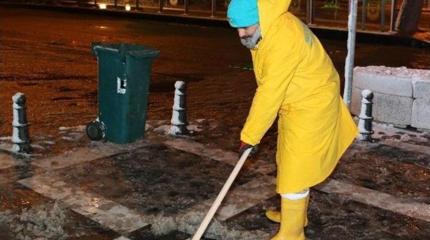 Başkan Demirkol, Karla M&uuml;cadele Ekiplerini Yalnız Bırakmadı