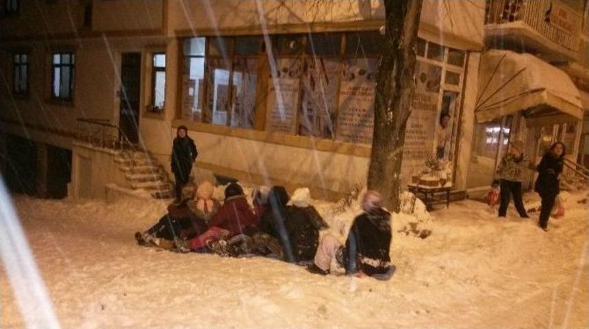 Myo &Ouml;ğrencilerinin Naylon Poşet İle Kayak Keyfi