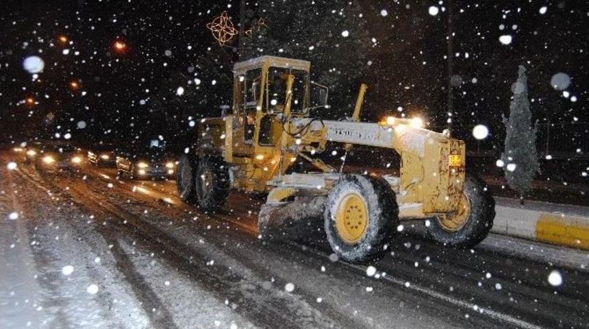 Şanlıurfa B&uuml;y&uuml;kşehir Belediyesi, Kar Mesaisini S&uuml;rd&uuml;r&uuml;yor