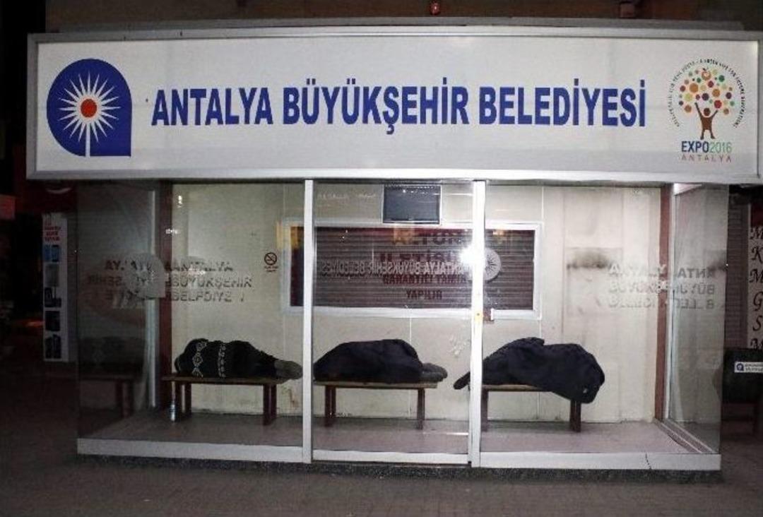 Soğukta Dışarıda Kalan Evsizler Duraklara Sığındı