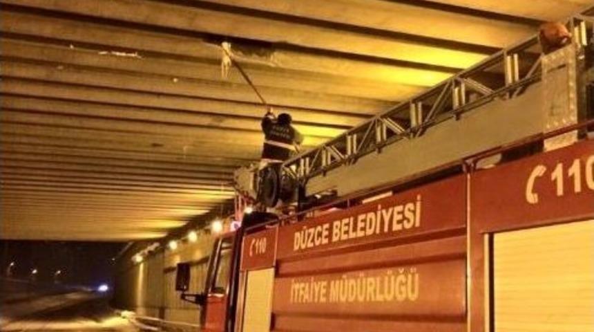 İtfaiye Ekipleri K&ouml;pr&uuml; Altlarında Ki Buzları Temizledi