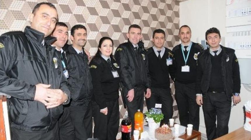 Hastane Güvenliğine Doğum Günü Sürprizi