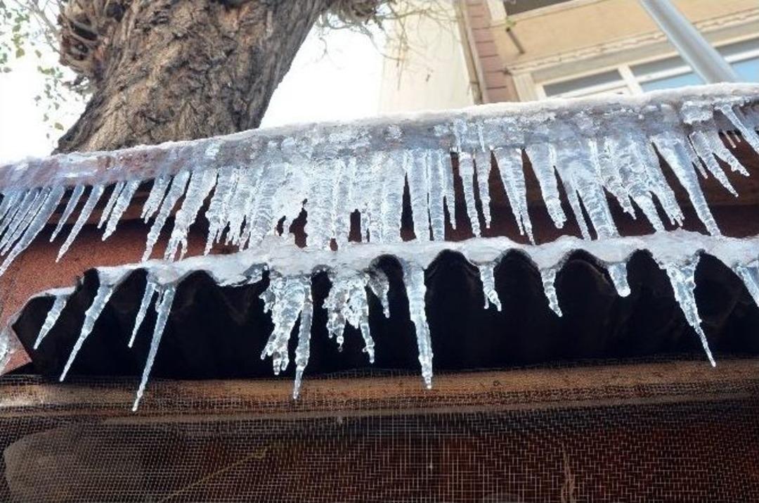 &Ccedil;atılardan Sarkan Buzlar Tehlike Sa&ccedil;ıyor