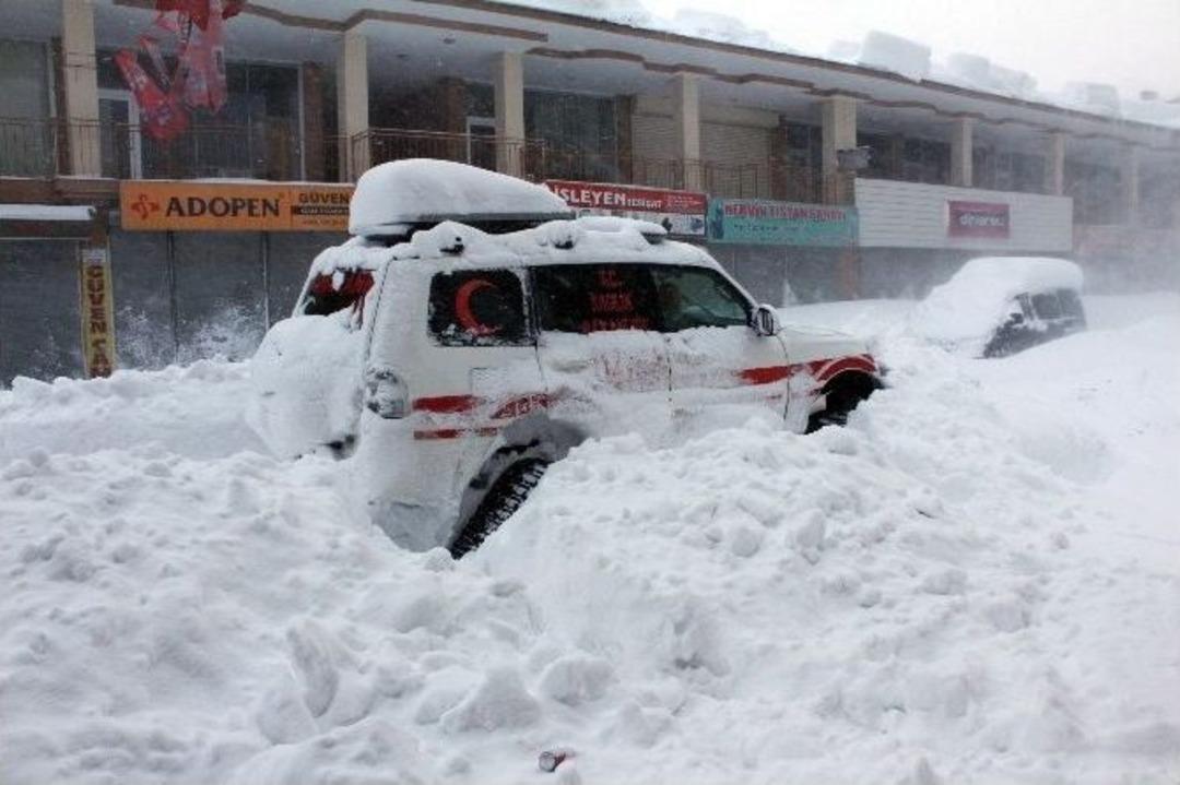 (&ouml;zel Haber) Hasta Kurtarmaya Giden Paletli Ambulans Karda Mahsur Kaldı