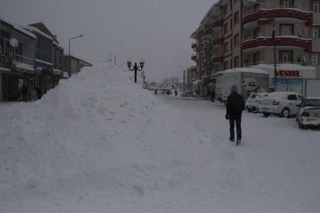 Muradiye&rsquo;de Kardan Dolayı Hayat Durma Noktasına Geldi