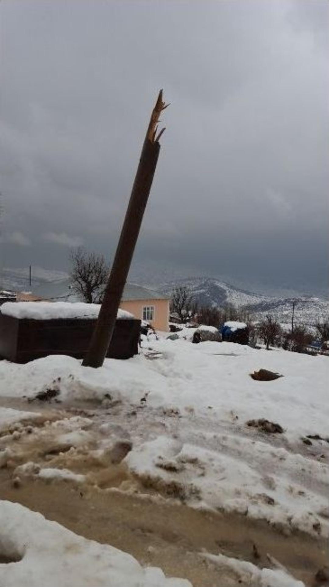 Şemdinli&rsquo;de Kar Yağışı Hayatı Olumsuz Etkiliyor