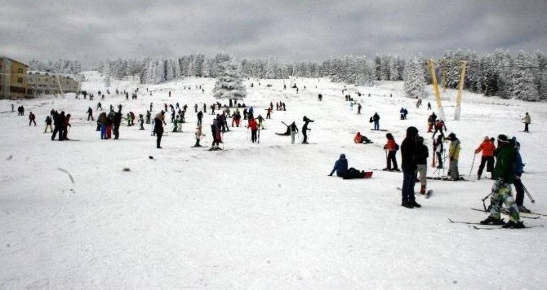 Tatilcilerin Uludağ&rsquo;da Kayak Keyfi