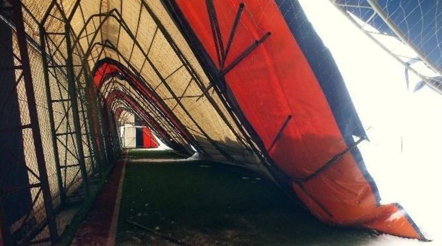 Halı Sahanın &Ccedil;atısı &Ccedil;&ouml;kt&uuml;