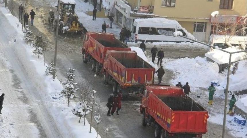 Hakkari&rsquo;de Karla M&uuml;cadele Başladı