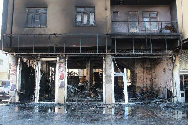 İş Yeri Kül Oldu, Apartman Sakinleri Canını Zor Kurtardı