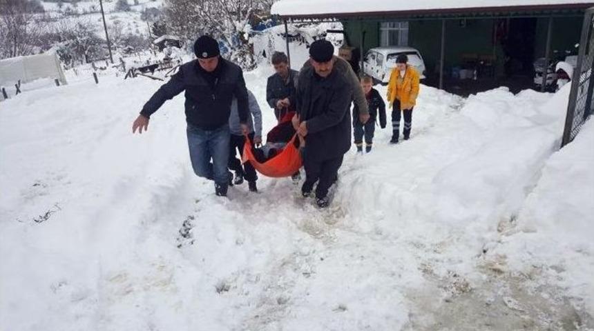 İş Makinesinin Yardımıyla Hastaneye Ulaştılar