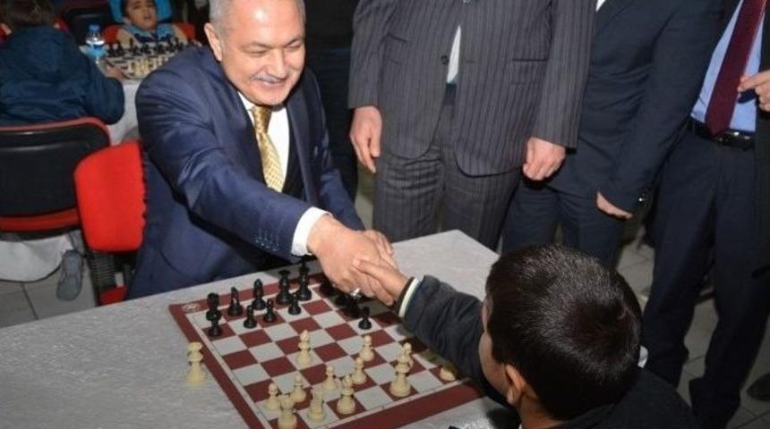 Kurtuluş Kupası Satran&ccedil; Turnuvası Başkan Kadir Kara&rsquo;nın Hamlesi İle Başladı