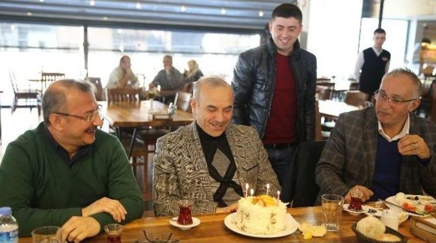 Gazetecilerden Başkana Doğum G&uuml;n&uuml; S&uuml;rprizi