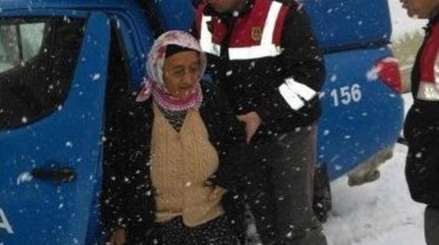 Yaşlı Kadının Yardımına Jandarma Ekipleri Yetişti