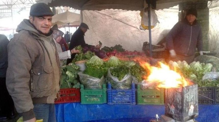Pazarcılar Tenekede Ateş Yakarak Isınıyor