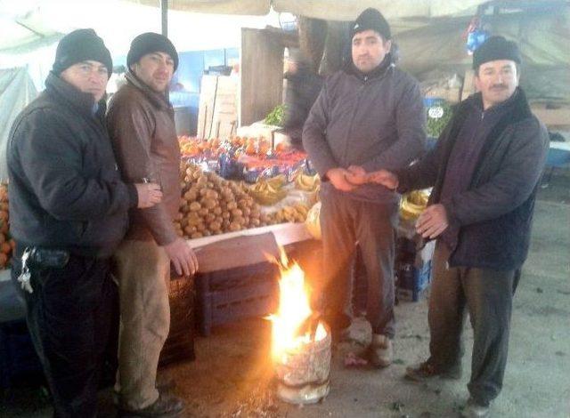 Pazarcılar Tenekede Ateş Yakarak Isınıyor