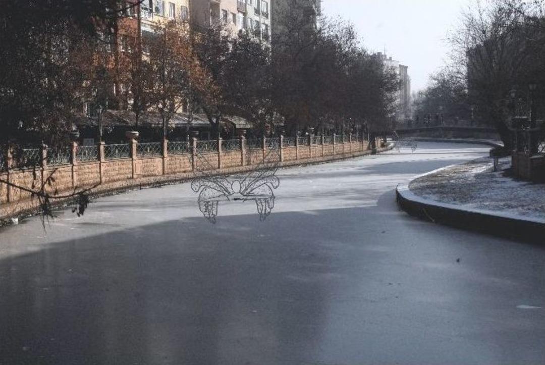 Porsuk &Ccedil;ayı Dondu, Vatandaşlar Telefona Sarıldı