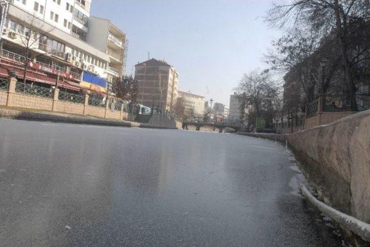 Porsuk Çayı Dondu, Vatandaşlar Telefona Sarıldı G2