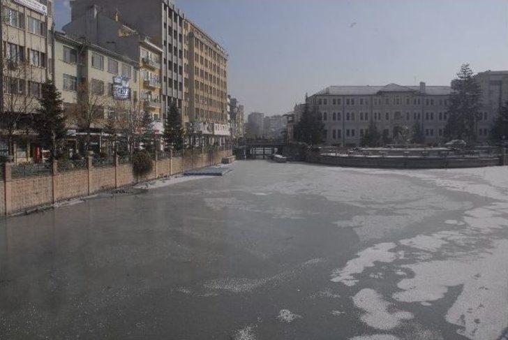 Porsuk Çayı Dondu, Vatandaşlar Telefona Sarıldı G3